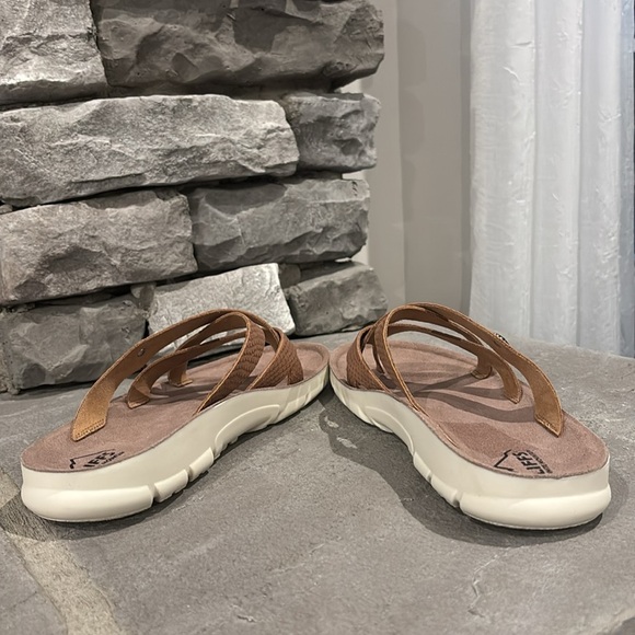 Cliffs Banksy by White Mountain crisscross, treaded outsole light,flexible thong - Picture 7 of 10